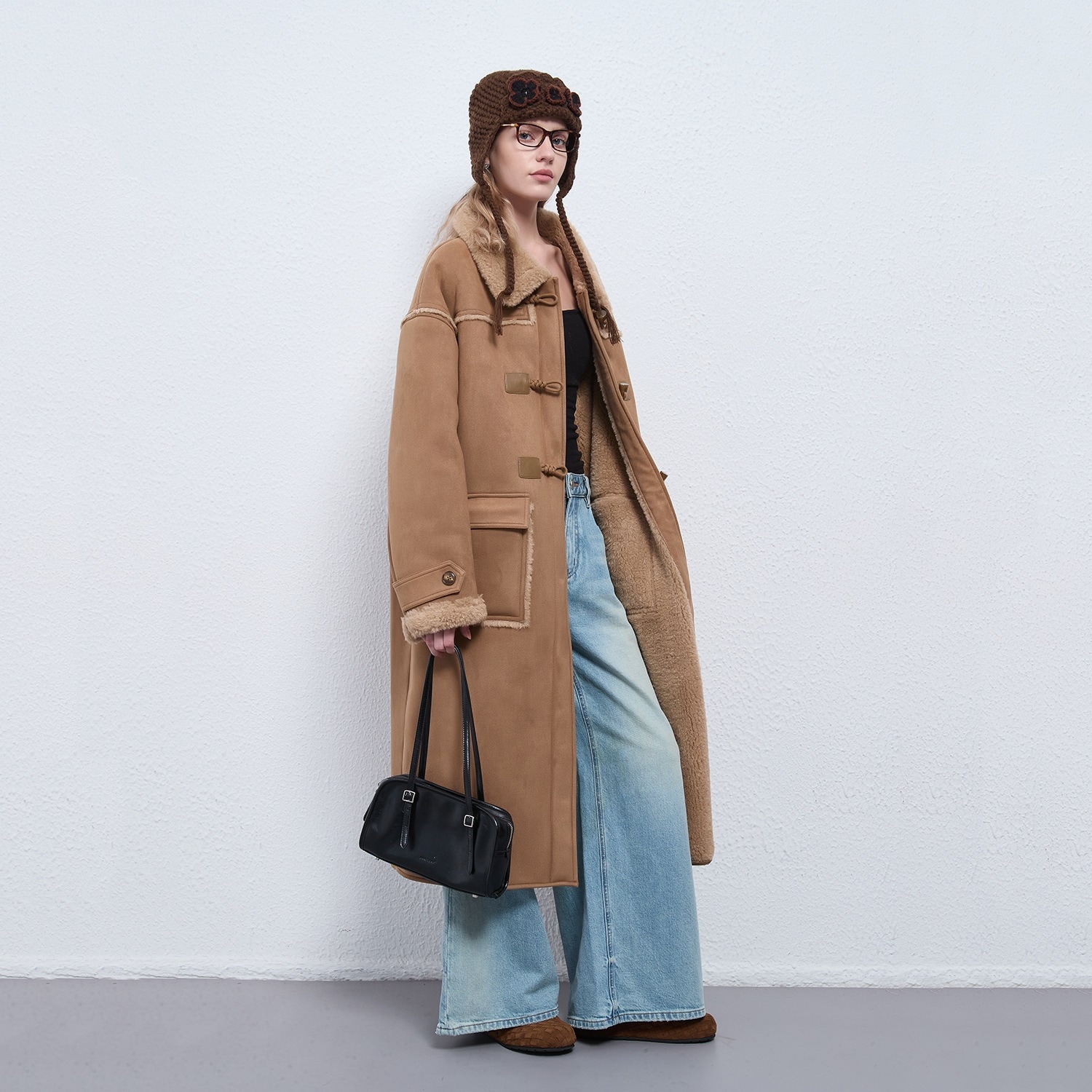 レディースのスエードとラムウールのコートラペル厚めのレザーとファーのトリムホーンボタンエクストラロングスタイル新作の秋冬スタイルその他 アウター