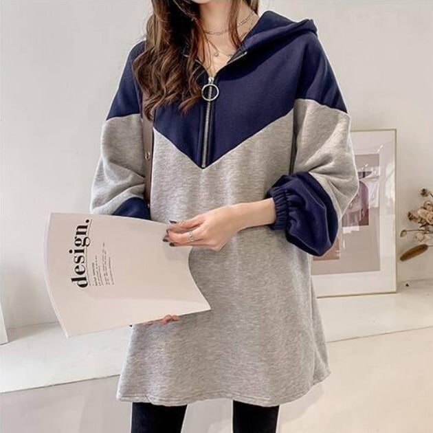 配色デザイン ハーフジップアップ フーディー トップス プルオーバー パーカー スウェット 膝上 ミディアム丈 チュニック丈 長袖 ドロップショルダー 袖口ゴム フード付き 首元ファスナー シンプル