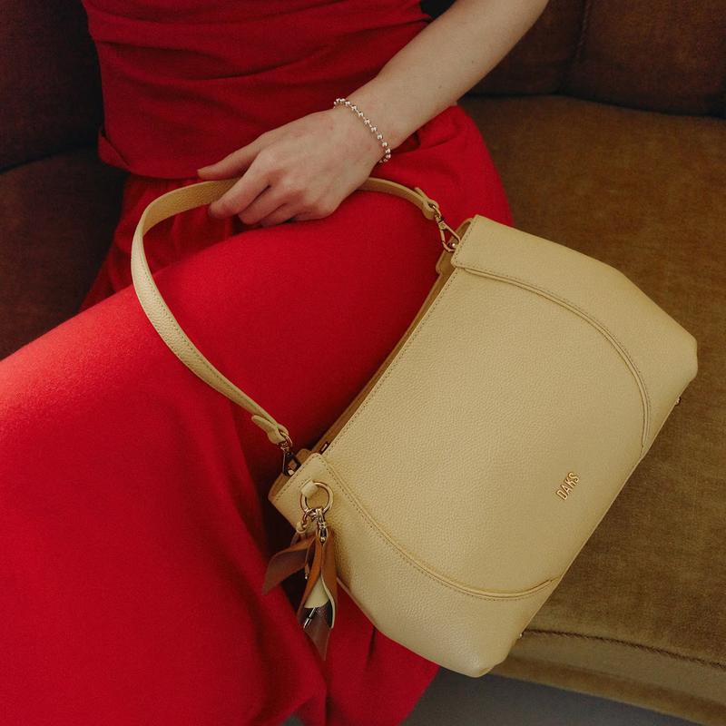 DCBA6E562Y2 [RIA] イエロー牛革フラワーチャームショルダーバッグ M