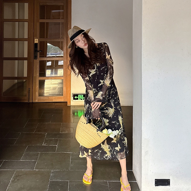 一人で庭の蝶の蝶の印刷雰囲気と高貴な長いドレスj096