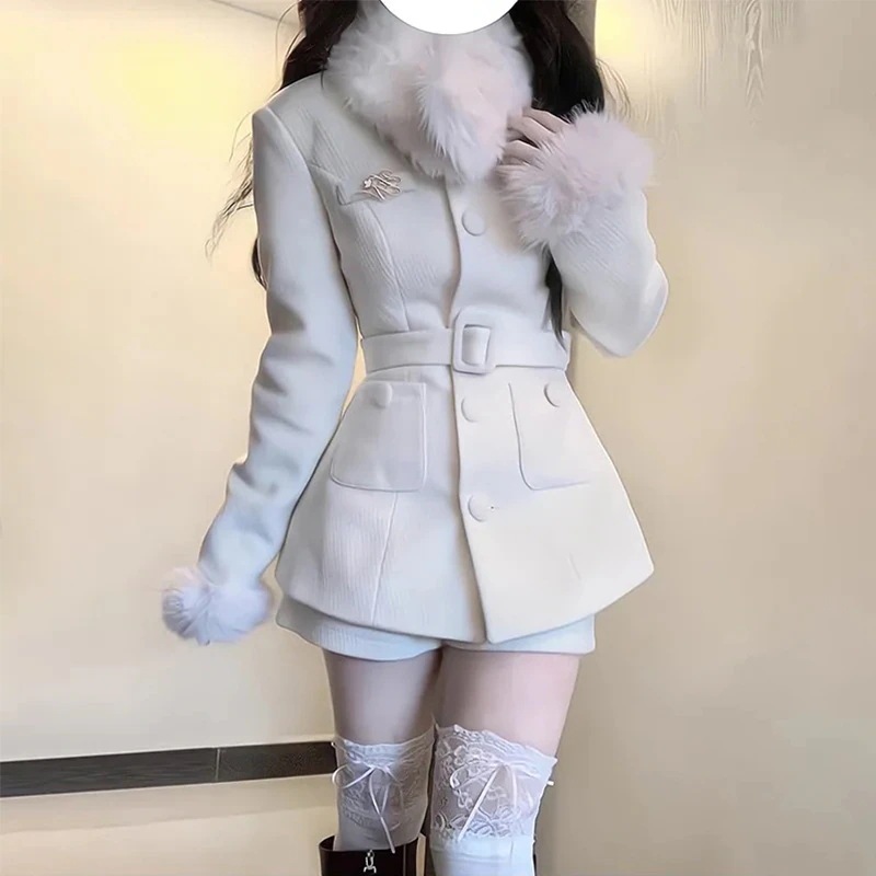 秋冬にぴったりなハイウエストのウールコートとスリムショーツが特徴のエレガントで洗練されたレディースのツーピースセットです