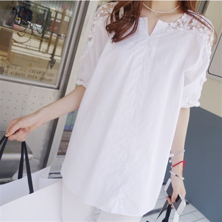 2473．花柄刺繍レースシャツ（ホワイト）2019　春夏　カジュアル　普段使い　通学　通勤　お出かけ　ショッピング　カフェ　ランチ　ママコーデ