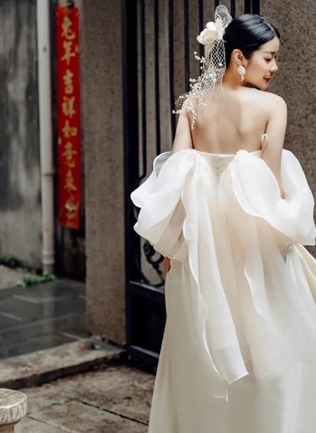 ウエディングドレス ドロップショルダー 優雅なシルエット スリット 優しい 披露宴