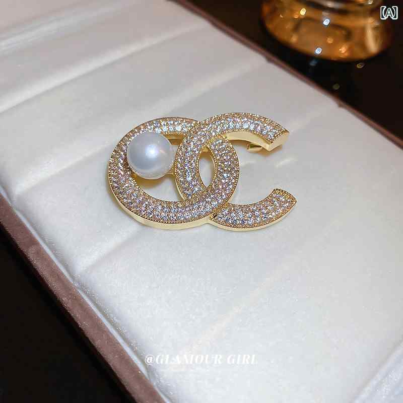 スーツ ピン おしゃれ ブローチ リアルゴールド 電気 メッキ パール ジルコン 文字 ライト ハイエンド ハイエンド 衣類 アクセサリー セーター ピン ファッション レディース