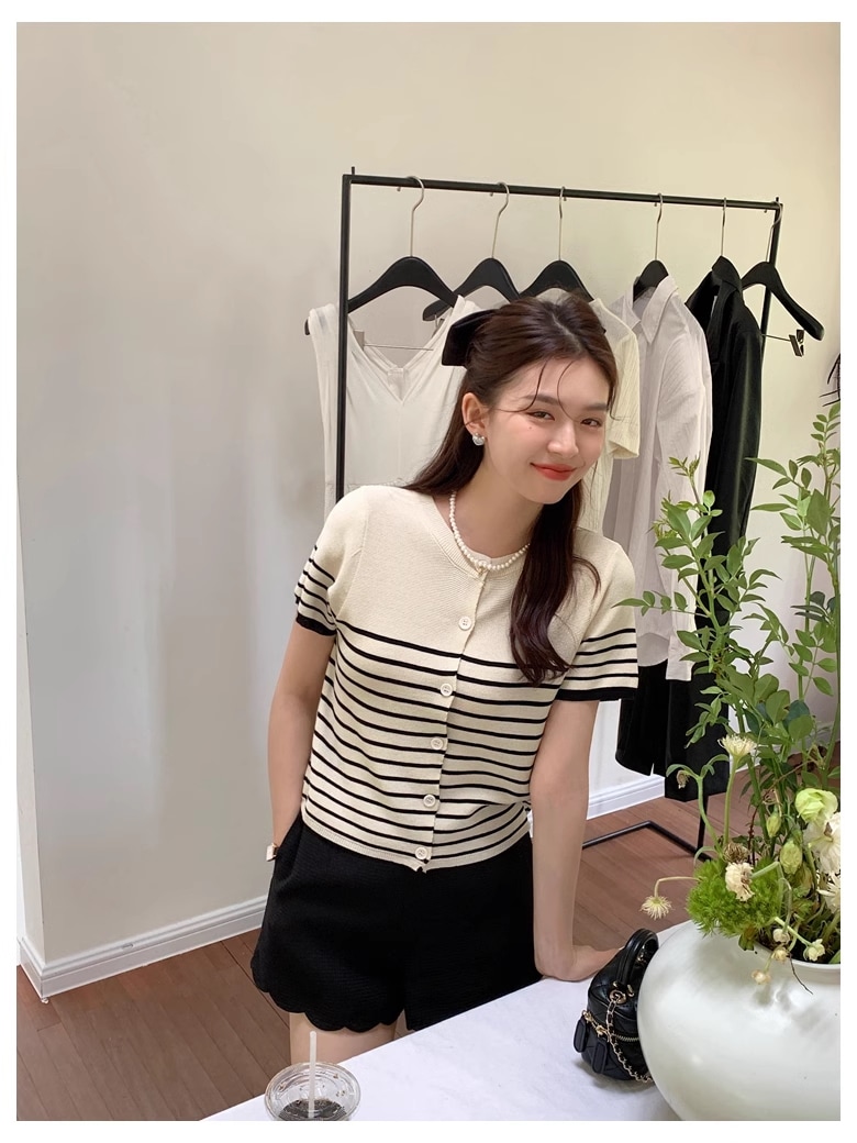 夏 ニッチ シック デザイン ストライプ シングル ブレスト 薄手 ニット カーディガン トップス 袖あり 半袖 ラウンドネック 襟なし きれいめ シンプル カジュアル 大人 上品 おしゃれ お洒落
