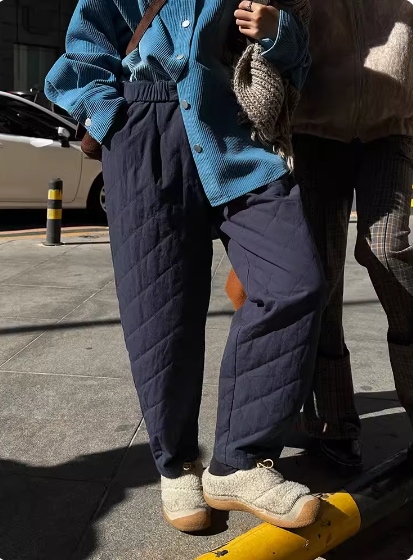 レディース パンツ ボトムス アンクル丈 ワイド もこもこ ふわふわ ポケット ハイウエスト ウエストゴム かわいい 大人可愛い シンプル カジュアル おしゃれ こなれ感 個性的 存在感 無地 秋 冬