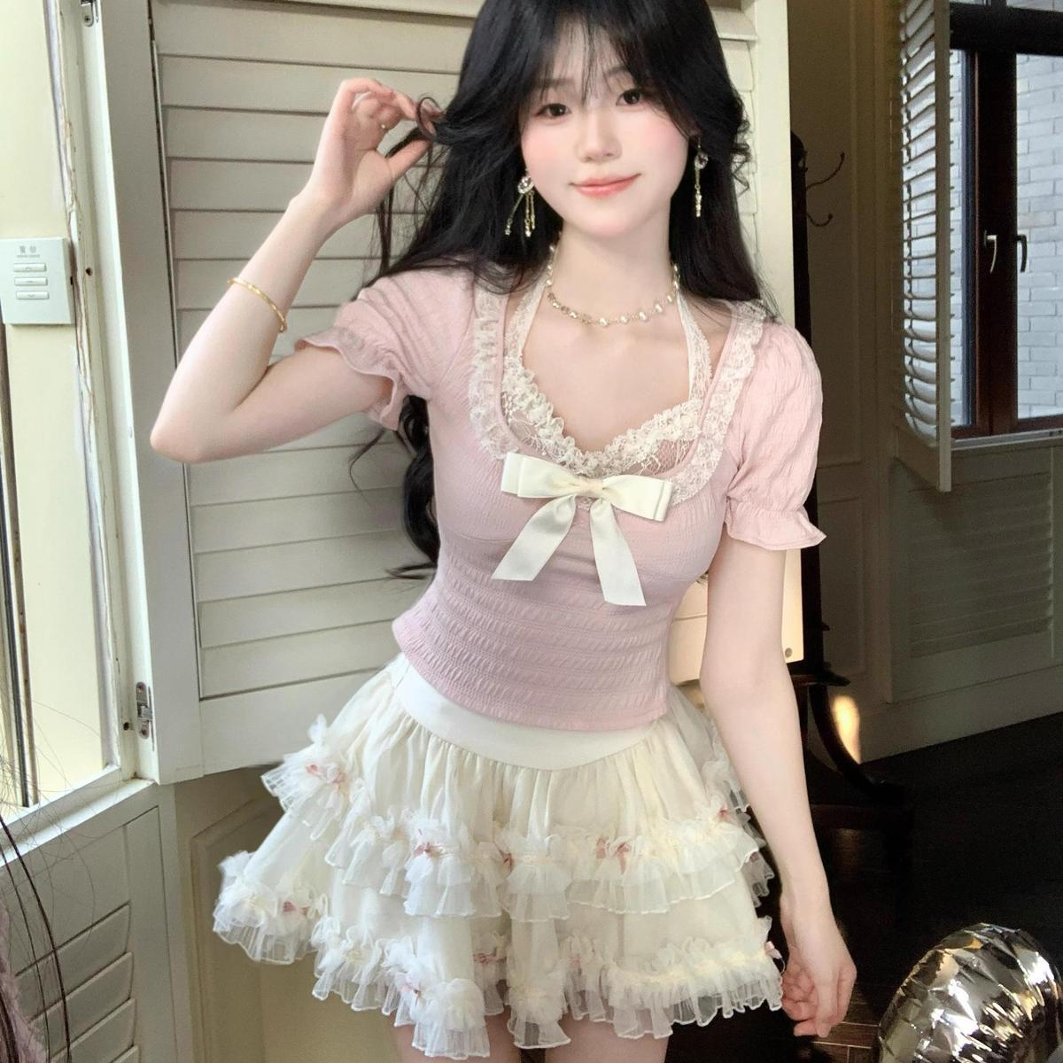 セットアップ レディース 純欲首掛け半袖Tシャツ白トップスショート丈ポンポンスカートスーツ 4,795円