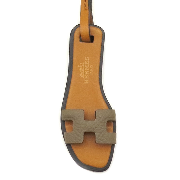 エルメス バッグチャーム オラン ナノ ヴォーエプソン ヴォーバトラー ヴァッシュハンター エトゥープ×ナチュラルサブレ サンダル型 【中古】