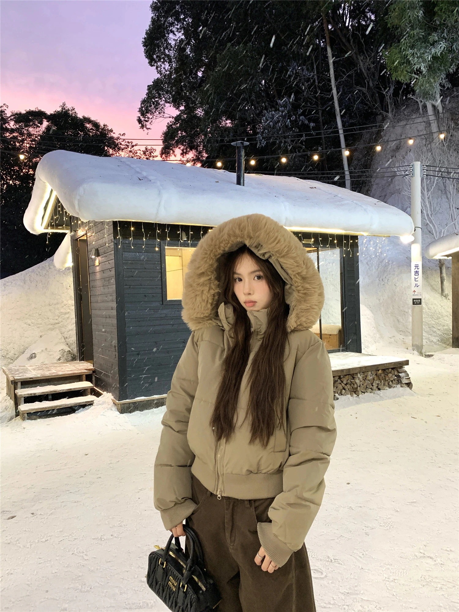 【人気商品】毛付きフード付きジッパー付き綿ジャケット　ゆったりショート丈の保温トップス