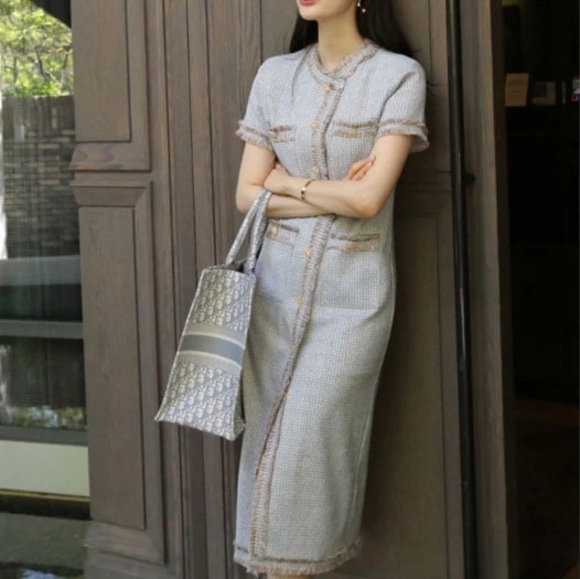 ワンピース 膝丈 袖あり 長袖 クルーネック ノーカラー デザイン ボタン 美ライン ニュアンス フリンジ ツイード かわいい 大人可愛い きれいめ シンプル カジュアル 大人 上品 おしゃれ お洒落