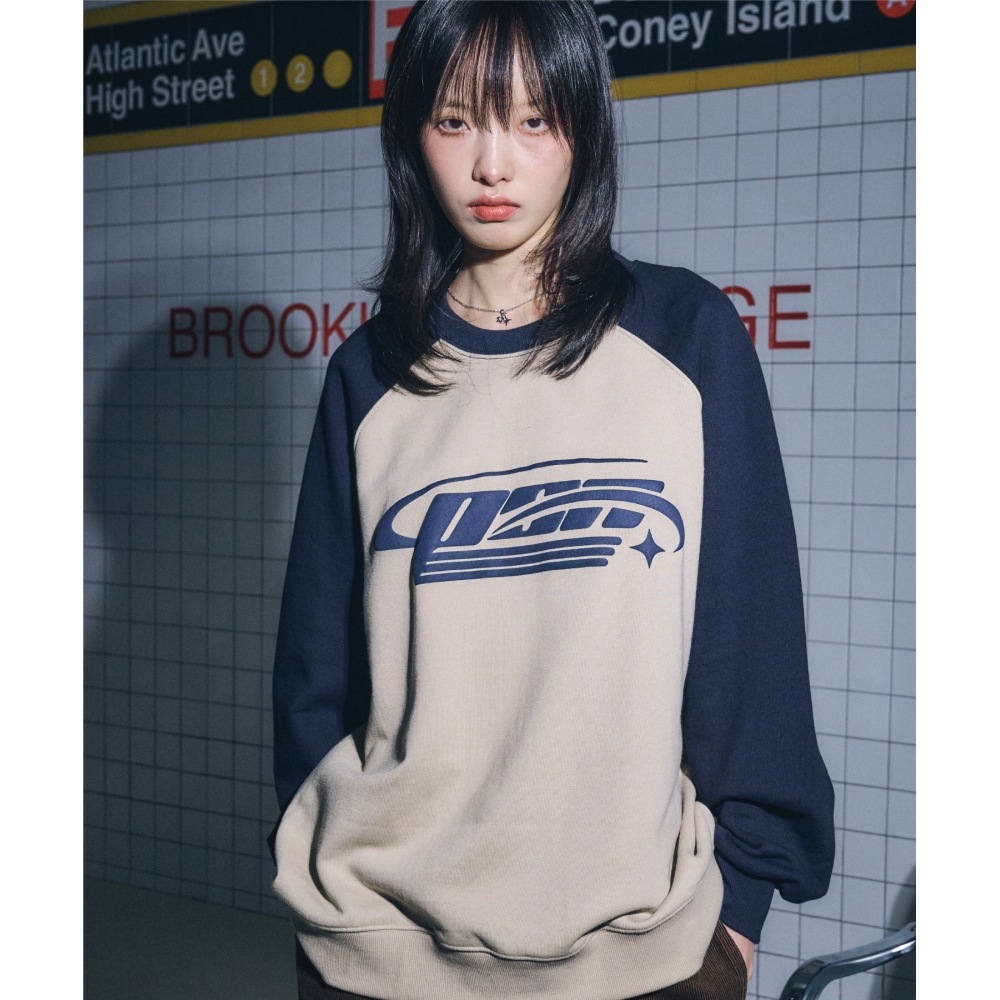 CPGN スタジオシューティングロゴレグランスウェットシャツネイビータン