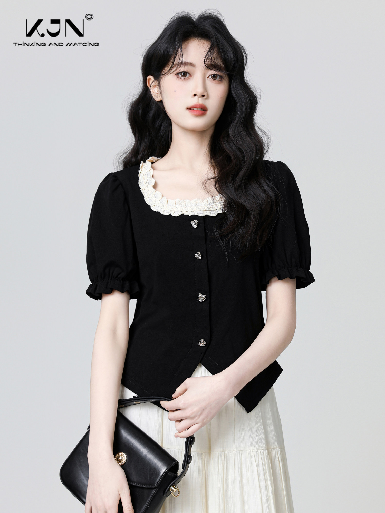 レーストリムのラウンドネック半袖シャツ女性用夏の不規則なパフスリーブTシャツ黒のショートトップス
