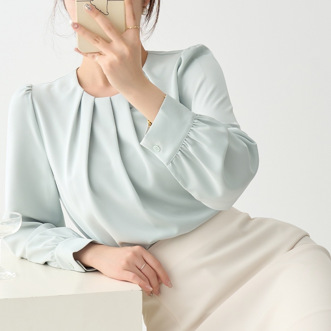 トップス シャツ サテンシャツ 長袖 クルーネック プルオーバー プリーツ ミディアム丈 可愛い かわいい 大人可愛い きれいめ シンプル 上品 おしゃれ かっこいい カジュアル こなれ感 個性的 10,853円