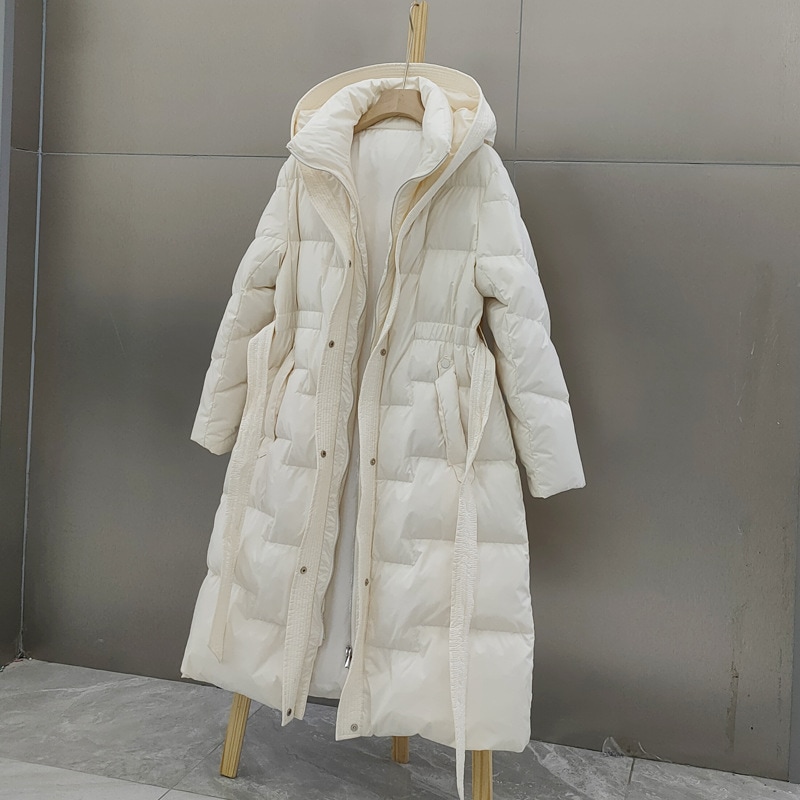 ヨーロピアンスタイルのフード付きレディース用エクストラロングダウンジャケット膝上丈厚手スリムフィットベルト付き暖かいアウターウェア新しいトレンドスタイル