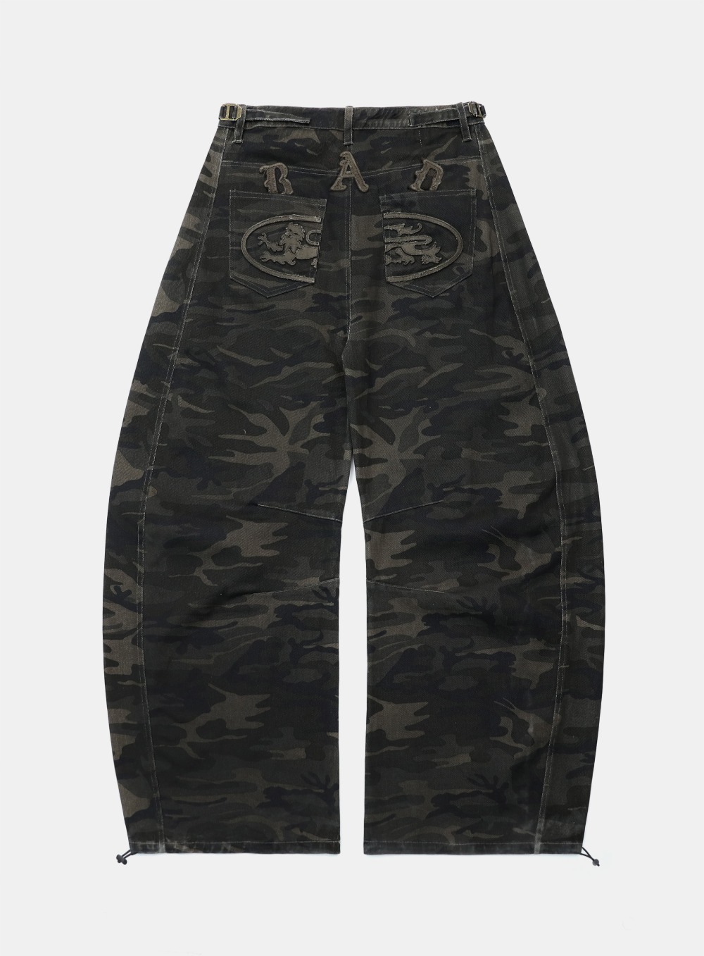 【BADBLOOD】 LION PATCH 2 WAY CURVED JOGGER : DARK CAMO