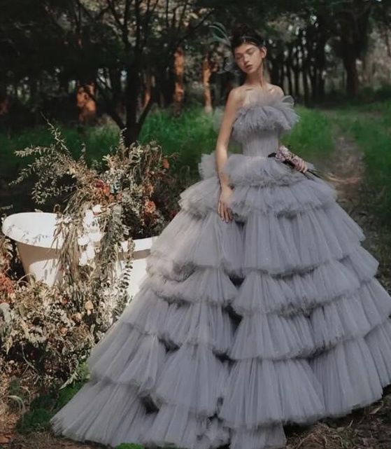 韓国風もこもこチュールドレス　グレー　ベアトップ　トレーン　前撮り　ウエディングドレス　結婚式