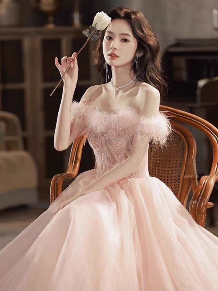 一字の肩のピンクの息のタキシードのスカートの羽の高級感の婚約の王女のスカートは卒業のドレスの女性に試験します