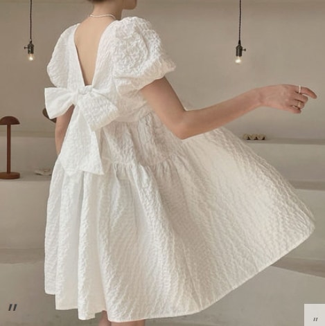 バックリボンワンピース トップス スイート ガーリー ブラック 黒 ホワイト 白 ブルー 青 イエロー 黄色 ミニ丈 ショート丈 袖あり 半袖 スクエアネック フレア Ａライン シャーリング 綿