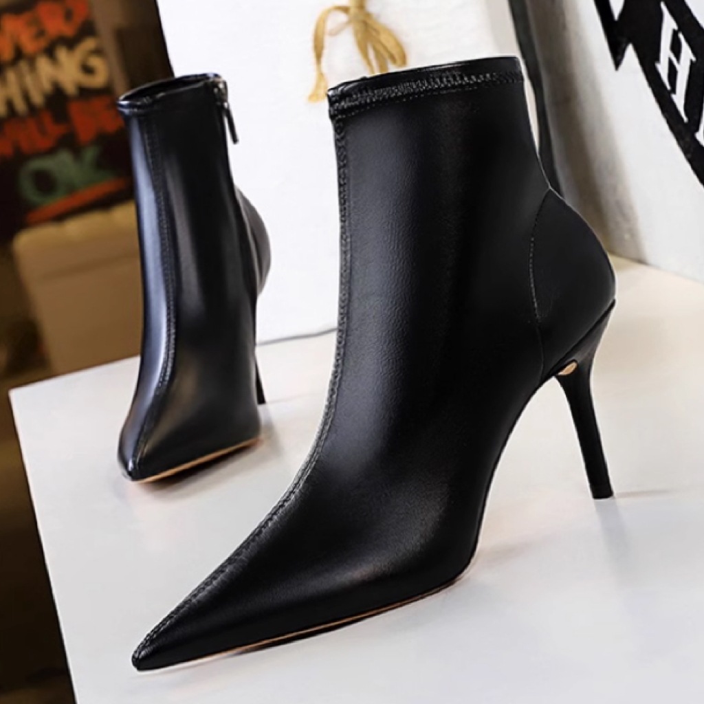 レディース ブーツ ショートブーツ ハイヒール ポインテッドトゥ 美脚 脚長 かわいい 大人可愛い きれいめ 上品 おしゃれ エレガント ラブリー 主役級 存在感 シック フェミニン スタイリッシュ 7,104円