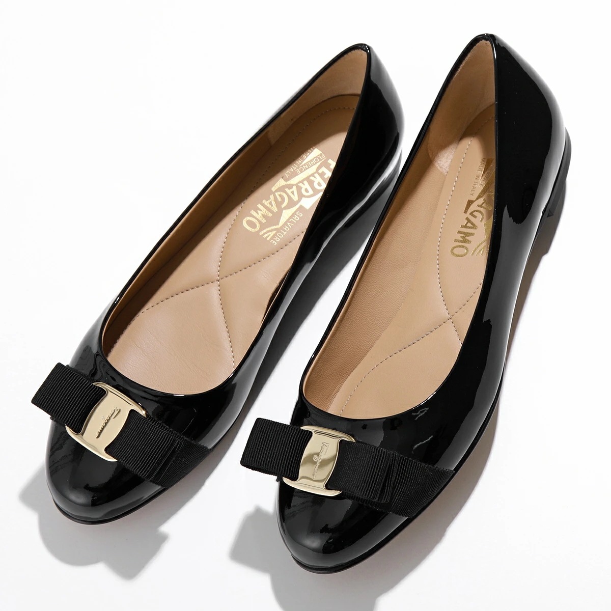 FERRAGAMO フェラガモ パンプス VARINA ヴァリナ 01 A181 レディース パテントレザー フラットシューズ ワイズD ヴァラリボン ロゴ 靴 NERO