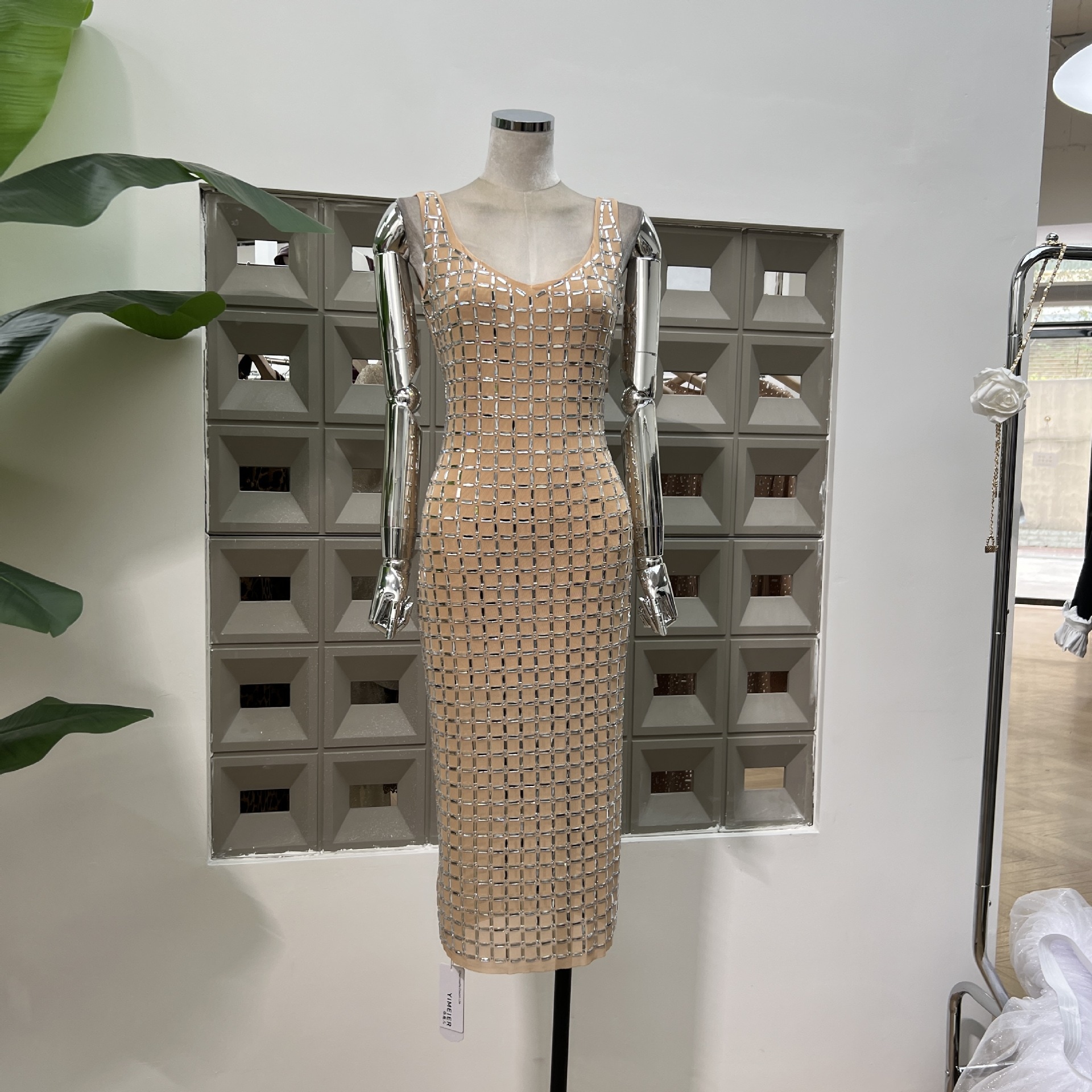 ギャルの重いポンドの方眼のダイヤモンドの弾力性の修身のアメリカ式のセクシーなUバックのスリットのベストのワンピース