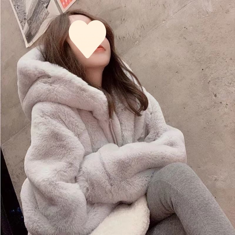 韓国スタイルの女性のための緩い厚みのあるレザーコート 2025 新しいフード付きイミテーションミンクファーミッドレングスのファッション豪華なコート