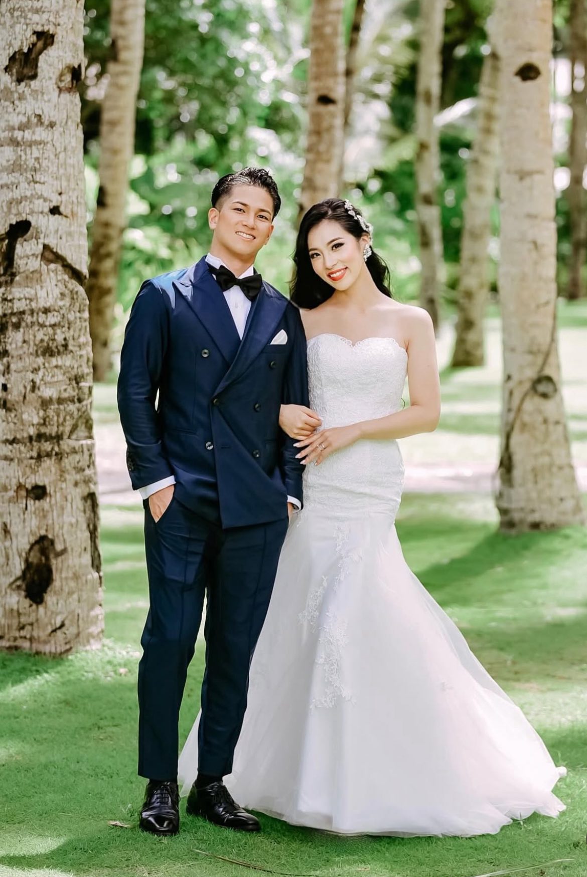 実例写真！ウエディングドレス ベアトップ マーメイドライン 繊細レース くるみボタン ロングトレーン 前撮り