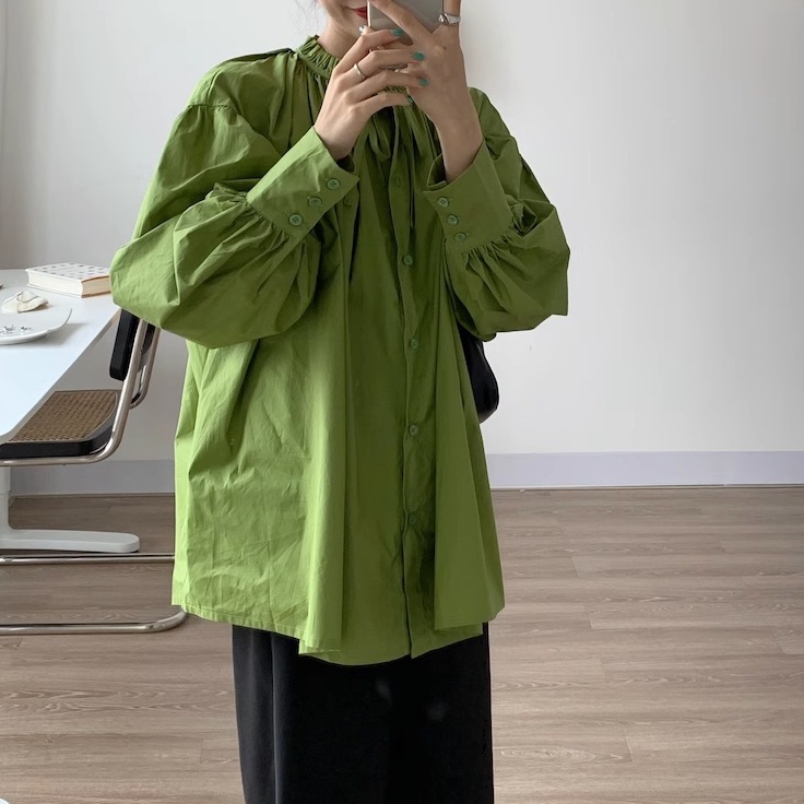 トップス シャツ ブラウス 白シャツ 白トップス 袖あり 長袖 ボリューム袖 Vネック 襟付き スタンドカラー リボン 前開き 綿 かわいい 大人可愛い きれいめ シンプル 上品 おしゃれ レトロ