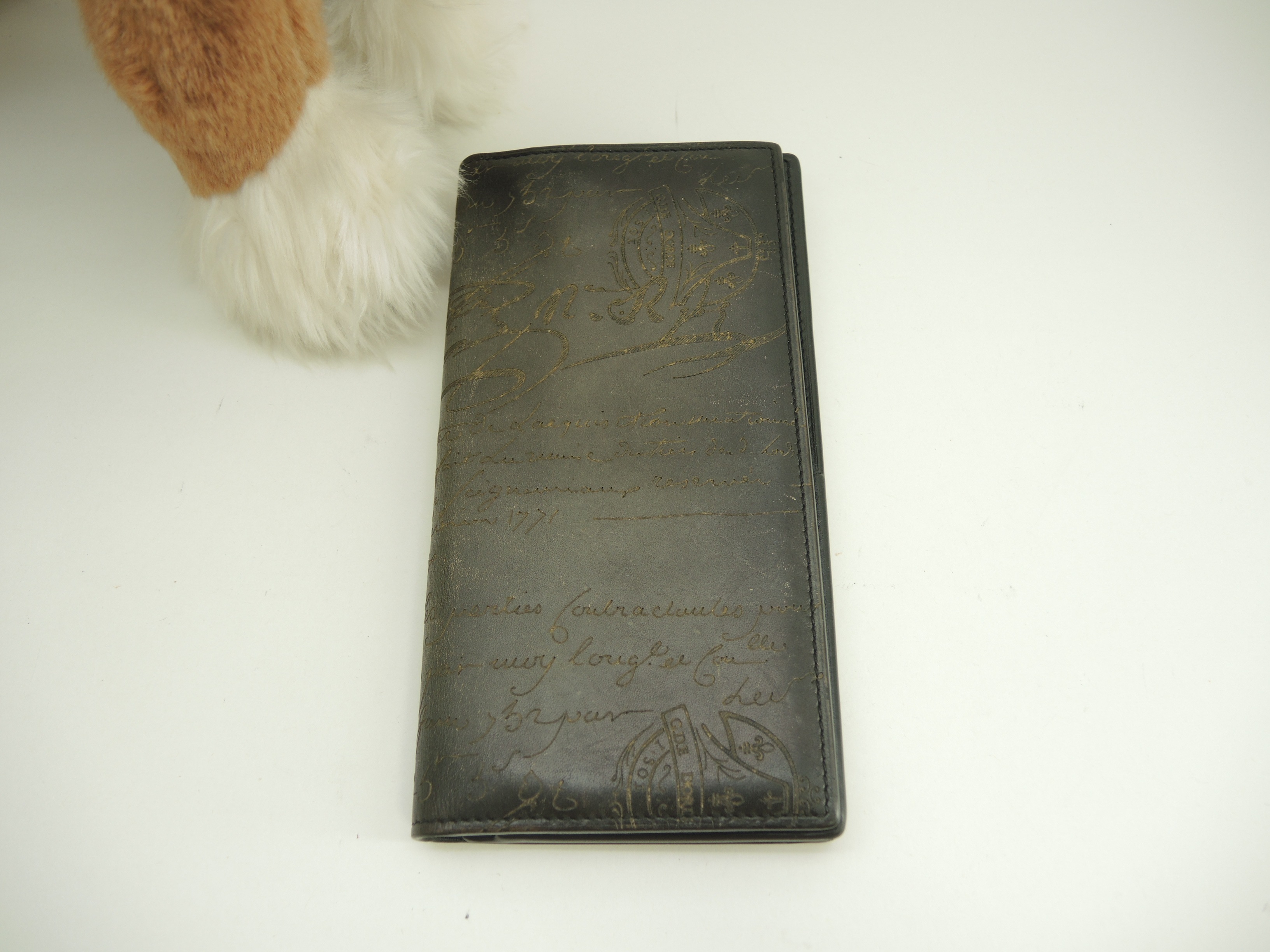 ロングウォレット サンタル カリグラフィ黒 2つ折長財布 美品@E0212P