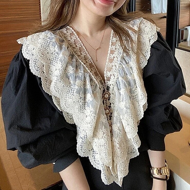 ブラウス　トップス シャツ　襟付き　ビッグカラー　甘め　春　秋　フレア　ワイド　オーバーサイズ　フリル　シフォン　レース　デート　キレイ目　エレガント　フェミニン　韓国　おしゃれ　清楚感　ガーリー