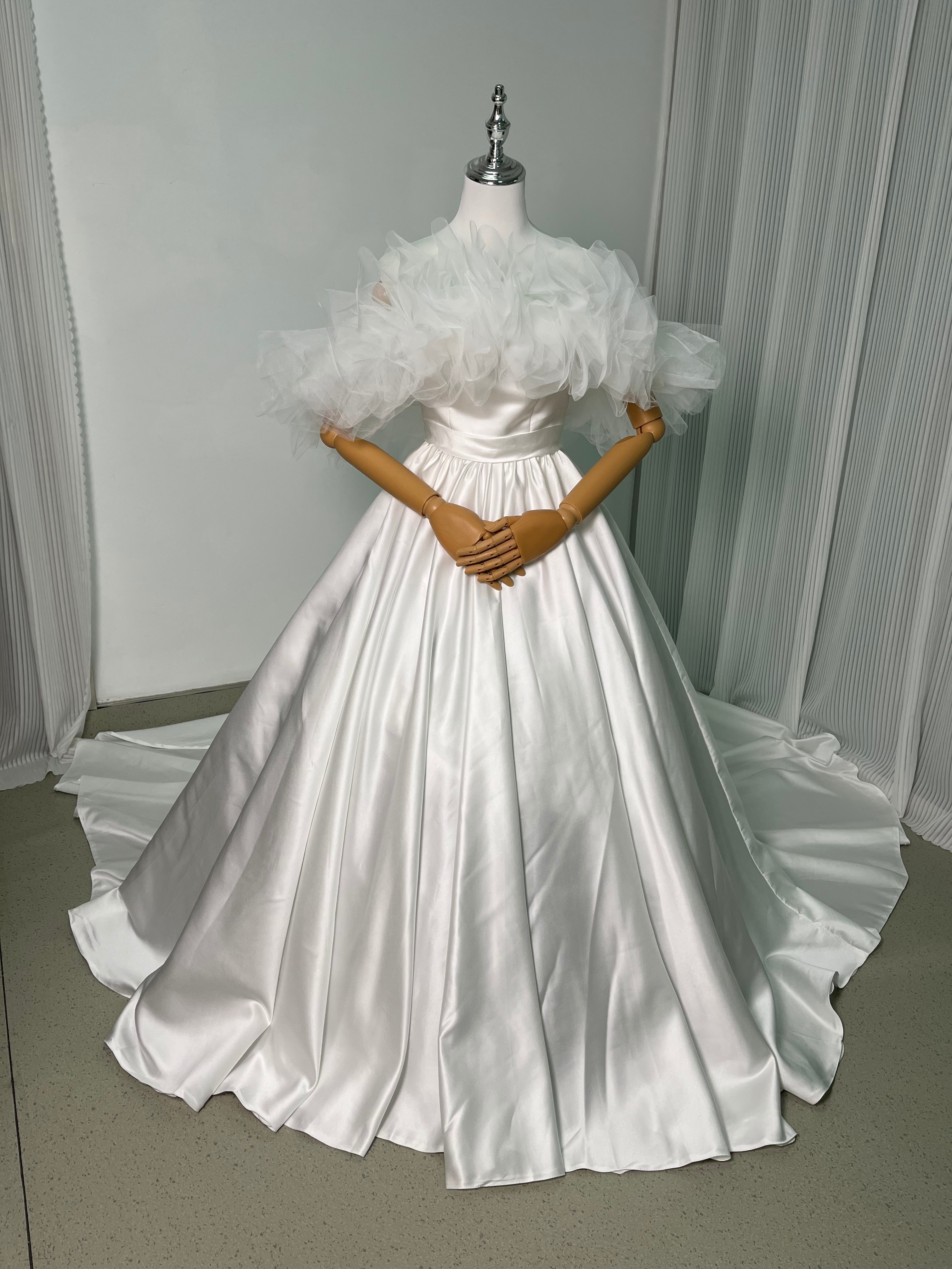 ウェディングドレス オフショルダー 光沢サテン 優しい ふわふわ ロングトレーン 編み上げ 結婚式