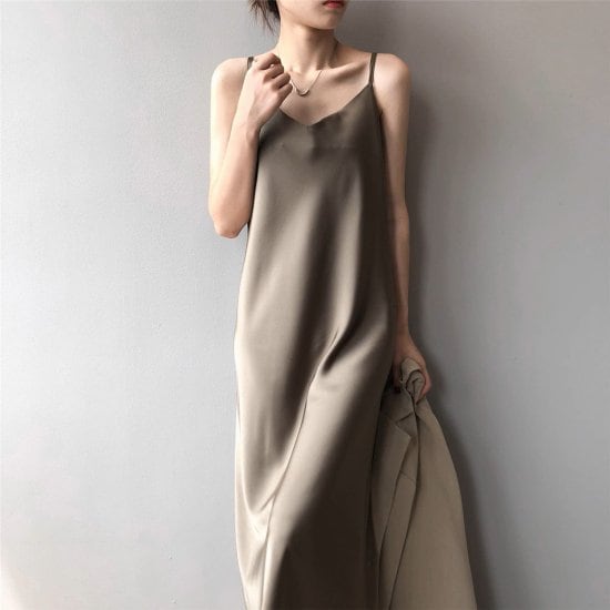 【早い者勝ち！】キャミソールワンピース レディース Vネック ノースリーブ ミモレ丈 ロング丈 サテン調 スリップ スリム レトロ きれいめ エレガント セクシー 3color おでかけ おしゃれ キ 5,062円