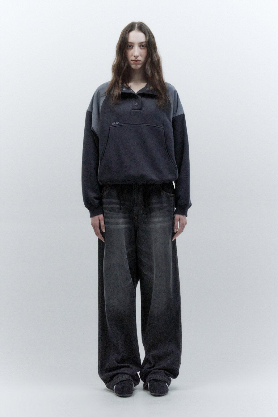 【INSILENCE】 MIXED SNAP SWEATSHIRT : CHARCOAL