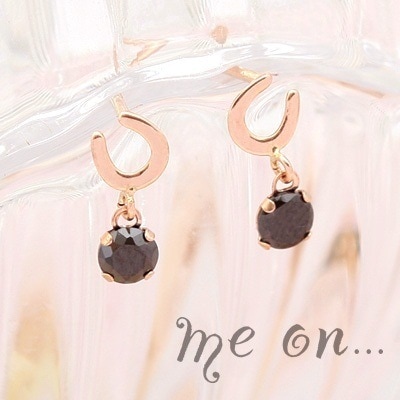 me on... K10PG オニキス ホースシュー シンプルプチ 馬蹄モチーフ ピアス