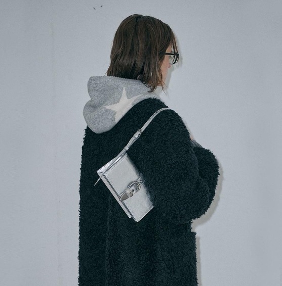 【MARGESHERWOOD】 BELTED FLAP : METALLIC SILVER FOILED PLAIN