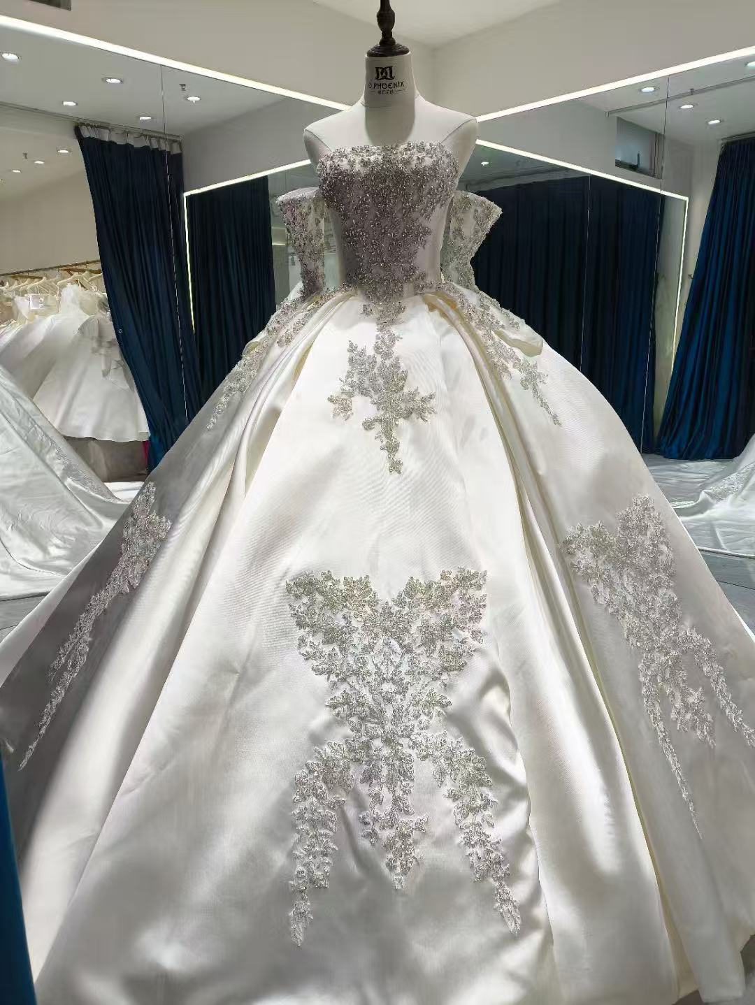 ウエディングドレス ホワイト ベアトップ ビスチェタイプ 取り外し袖　 ビジュー 結婚式/披露宴 華やかなトレーン