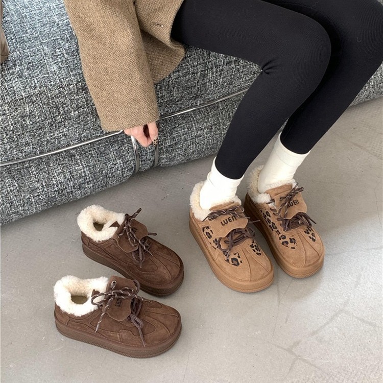 濃厚な溶けたフロストレザーヒョウ柄のプリントスノーブーツと女性のためのフリースショートブーツ2024秋と冬の新しいカジュアルレースアップファーブーツ