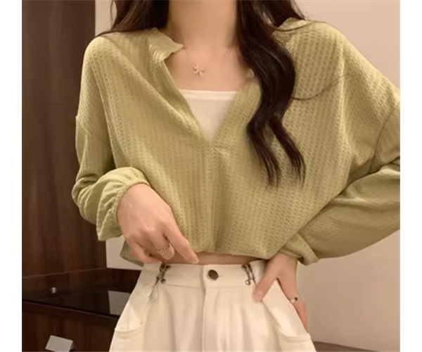 重ね着風 フェイクツーピース レディース トップス ニット セーター プルオーバー ショート クロップド丈 長袖 Vネック フェミニン かわいい 大人可愛い きれいめ シンプル カジュアル 上品