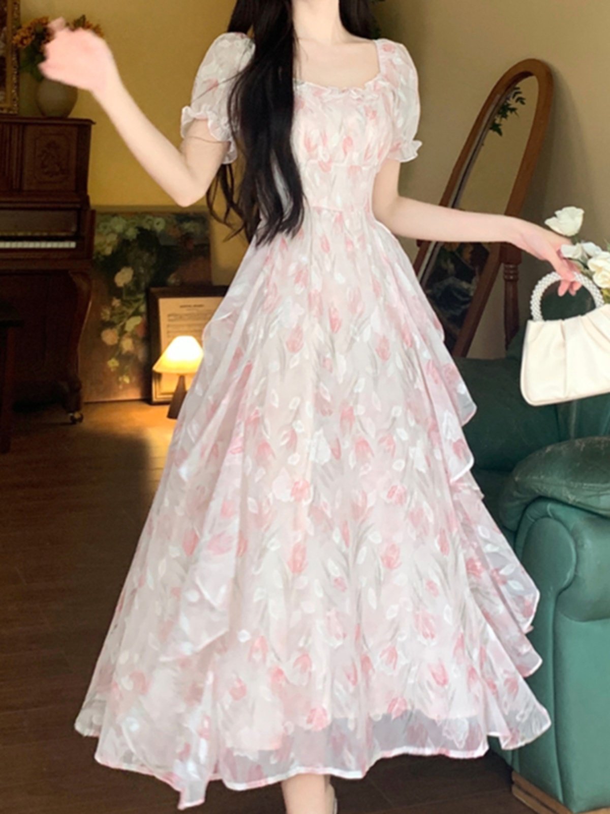大きいサイズの優しい雰囲気の花柄スクエアネック夏の女性向けぽっちゃりさん向けウエストを引き締めてスリムに見せるエレガントなロング