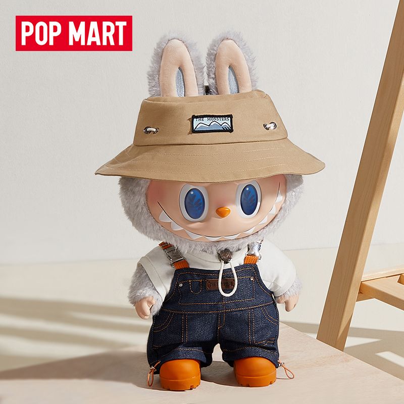 The monsters春野は家でlabubuぬいぐるみのエナメルストラップのマカロンを持っている