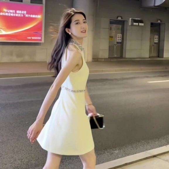 ワンピース ミニ丈 袖なし ノースリーブ ホルターネック ウエストマーク ファスナー ハイウエスト ラインストーン かわいい きれいめ 大人 上品 おしゃれ お洒落 大人女子 こなれ感 キュート