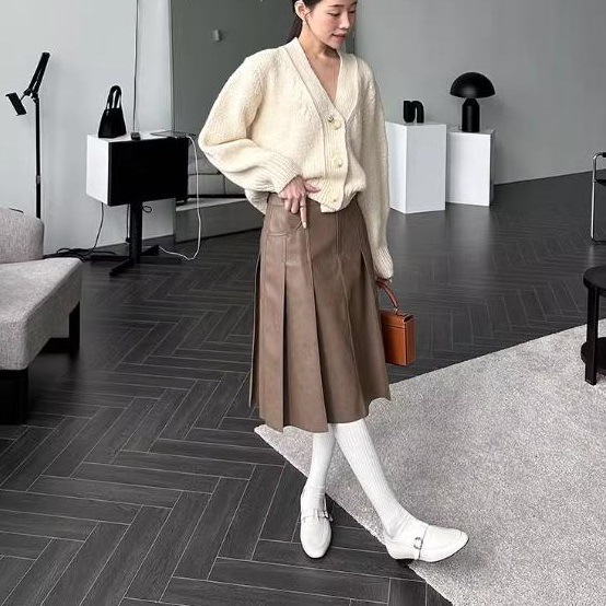 レディース スカート ボトムス フレア プリーツスカート 膝下 ロング セミフレア Aライン ハイウエスト ヴィンテージ レザー フェイクレザー 大人可愛い きれいめ シンプル 上品 おしゃれ