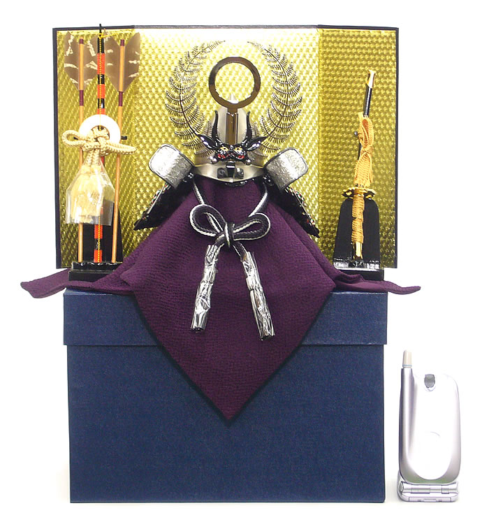 【送料無料】【五月人形】【兜】【Ｇ032】徳川家康公型南蛮甲冑ミニ兜７号　屏風弓太刀付き【秀光】【新作】【限定品】