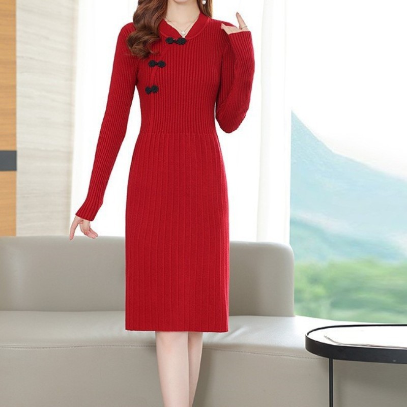 【1つ買うと10つ無料】改良されたチョンサムカラードレス女性2025秋と冬の自己ネッキングレッドミッドレングスセータースカート女性 56,057円