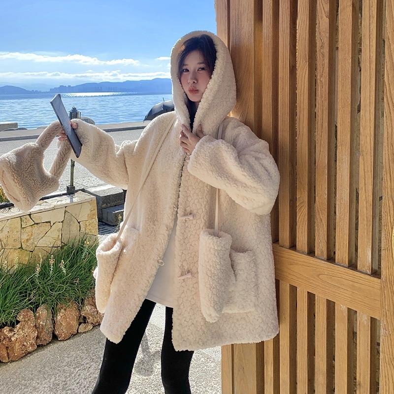 カジュアルフード付きファーワンピースラムウールコート2024新しい韓国バージョンプラスベルベットの厚みのあるプラッシュコート