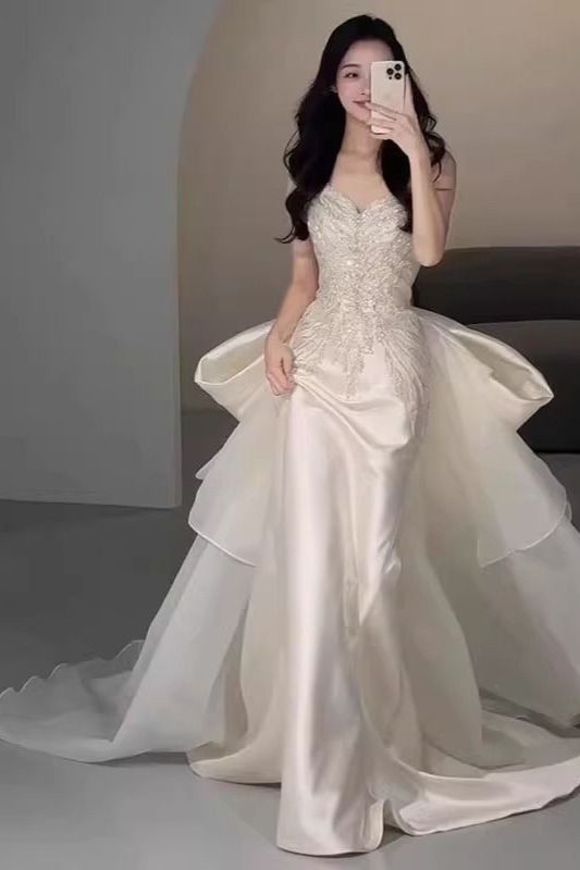 魚の尾のウェディングドレスの金の娘の小さい背の法は軽く胸のサテンの主な紗の高級感を拭いて腰を収めます