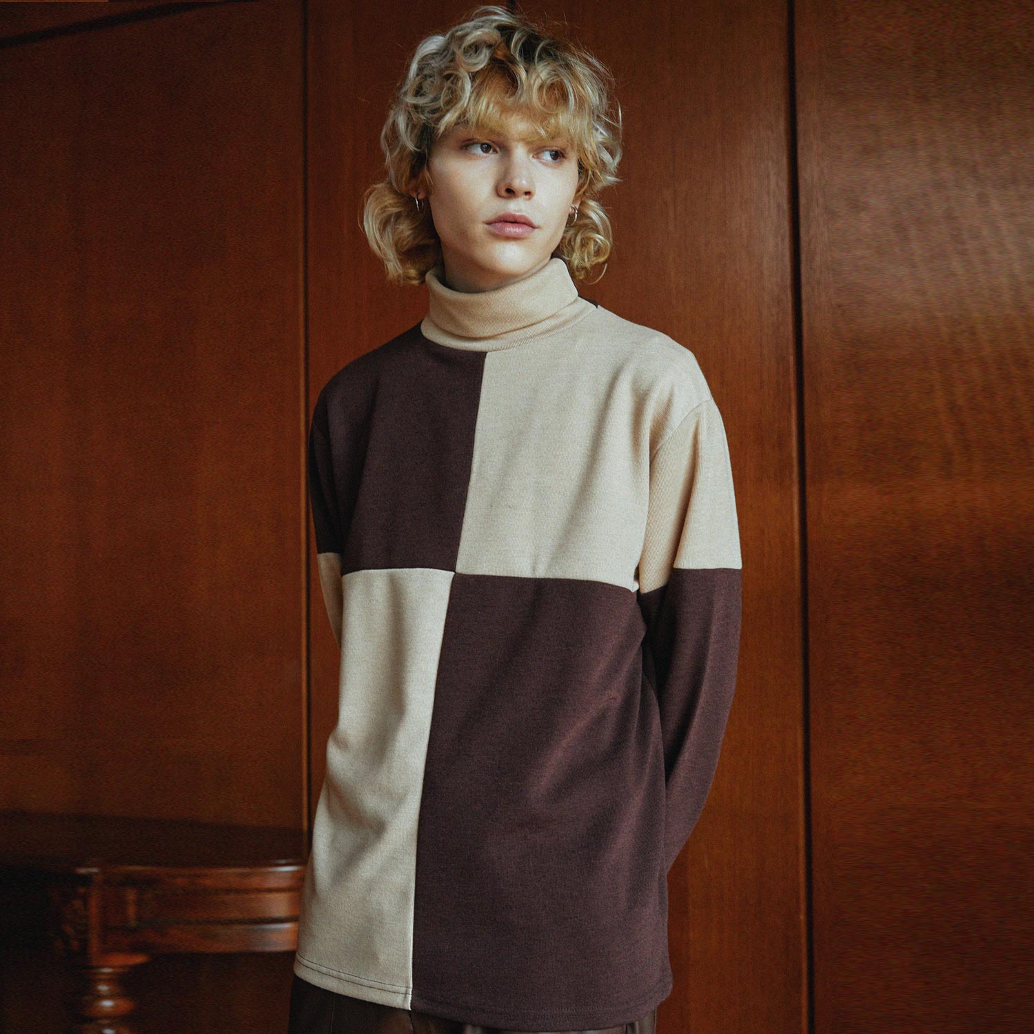 Checkerboard turtleneck t-shirt BROWN