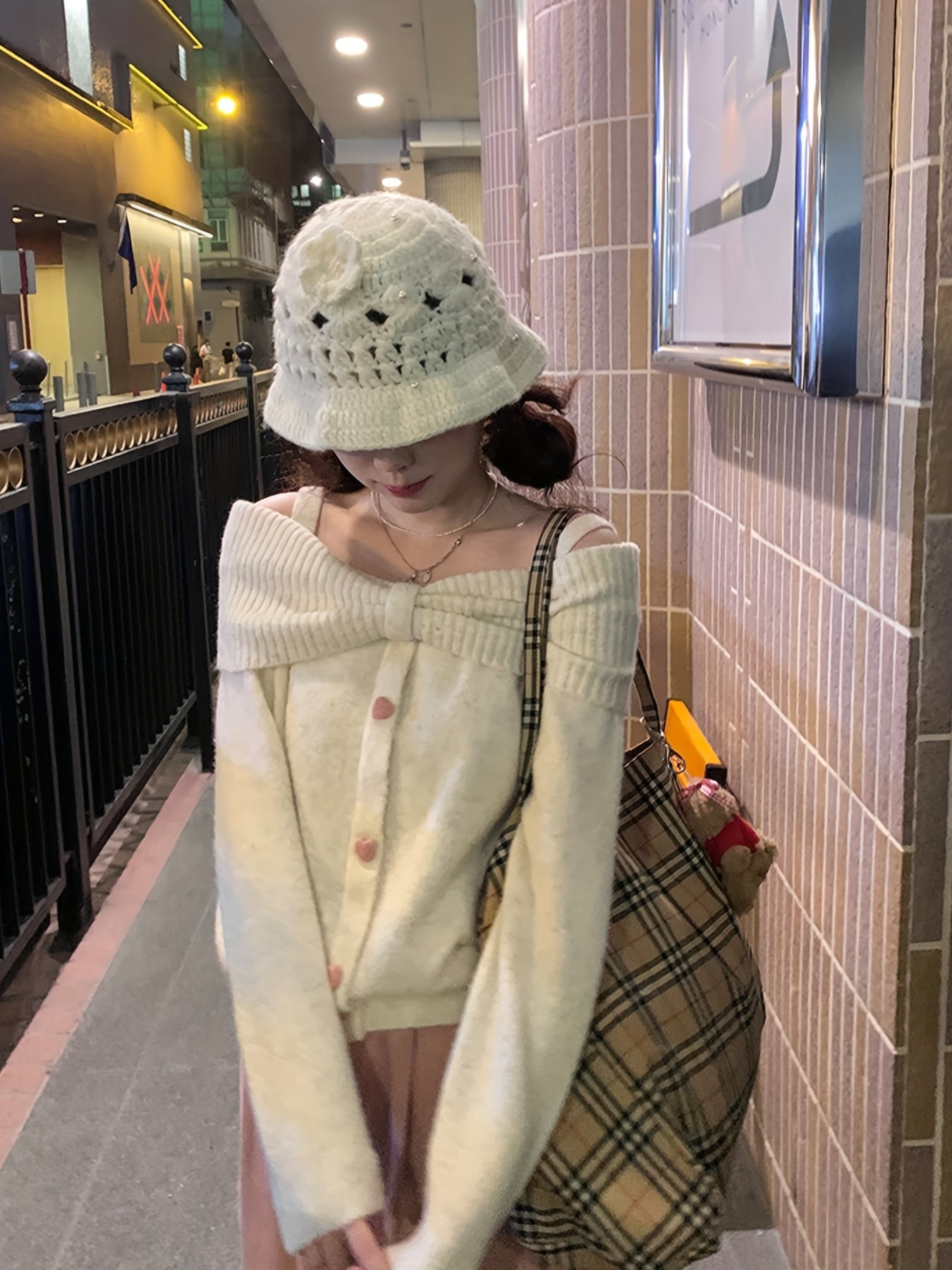 【商品名】日本風＆韓国風 レディース ブラックフライデー カーニバル プルオーバー ピンクのハートボタン 長袖オフショルダー ワンショルダーセクシーで純粋な欲求不満スタイルウール混紡冬の暖