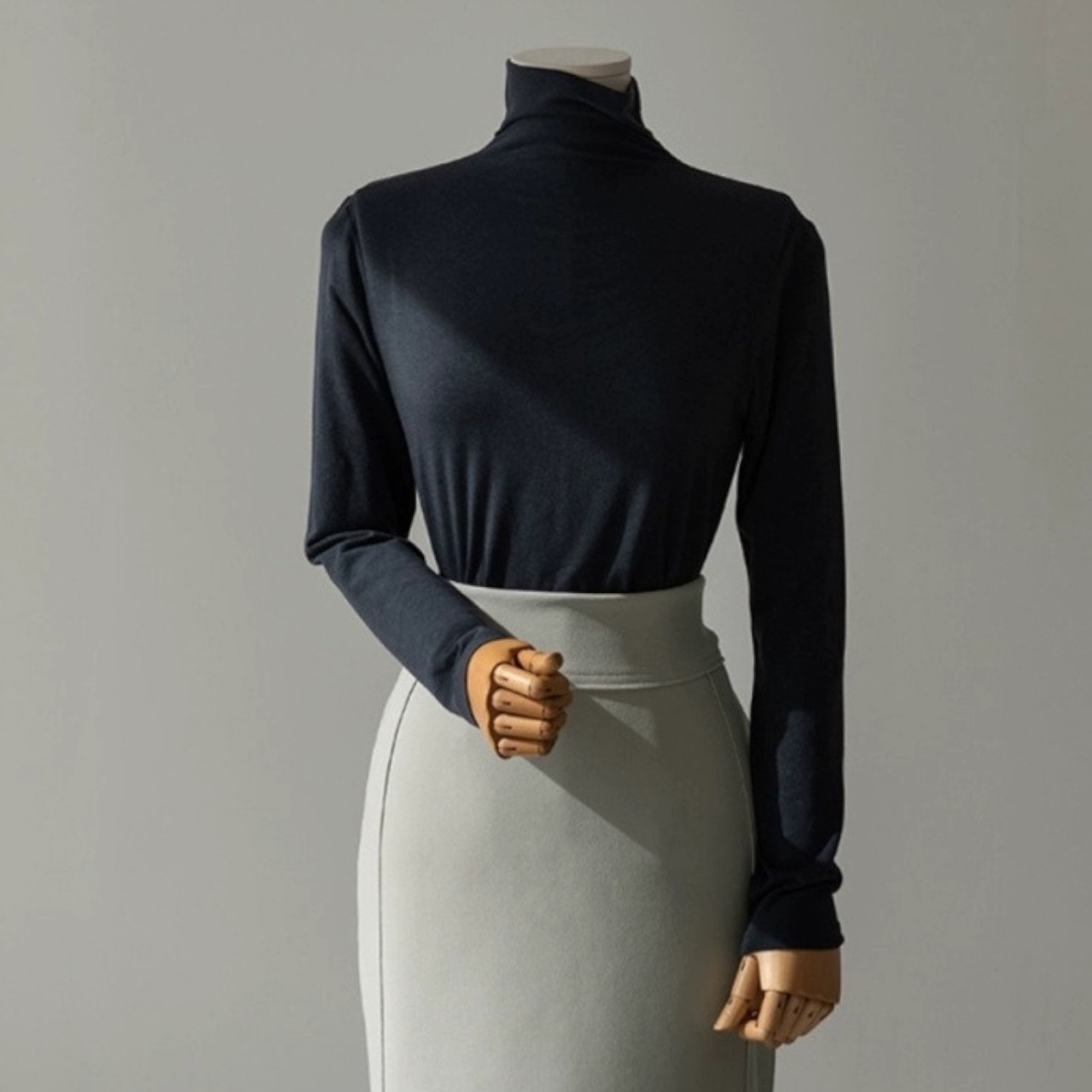 レディース トップス カットソー 長袖 ハイネック 細身 ストレート 伸縮性 薄手 ストレッチ 大人可愛い きれいめ シンプル カジュアル 上品 こなれ感 クール モード系 モダン とろみ感 抜け感