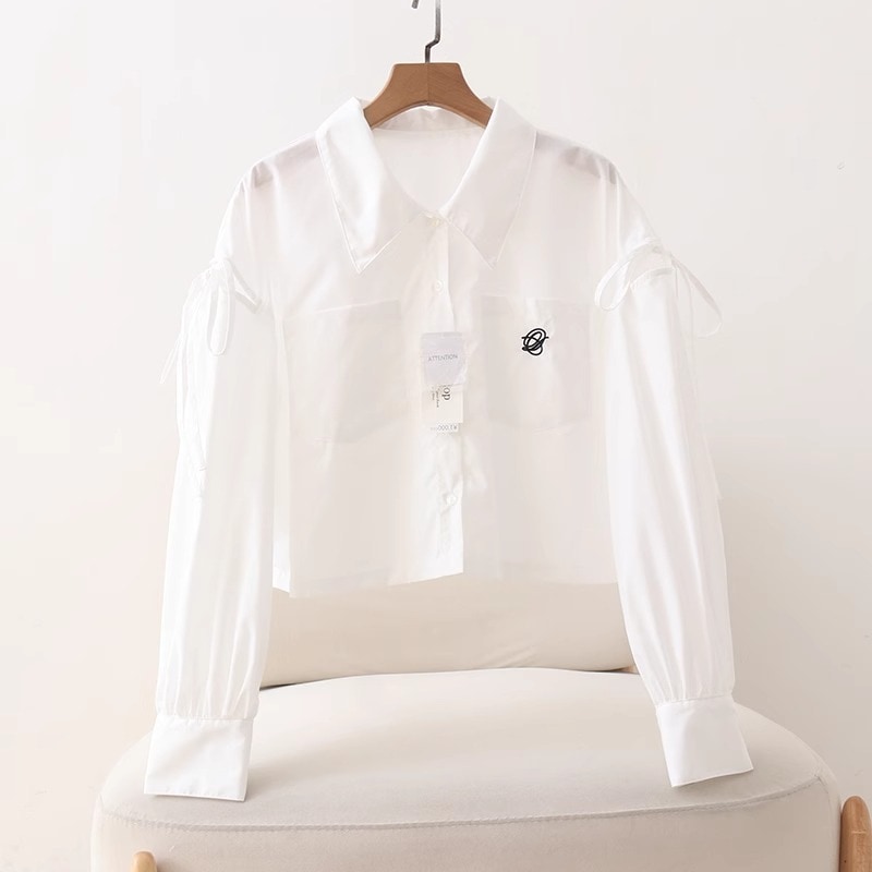 トップス シャツ 襟付き 前開き ボタン 胸ポケット カットアウトデザイン 袖リボン ショート丈 かわいい 大人可愛い きれいめ シンプル 上品 おしゃれ かっこいい カジュアル こなれ感 個性的シャツ・ブラウス